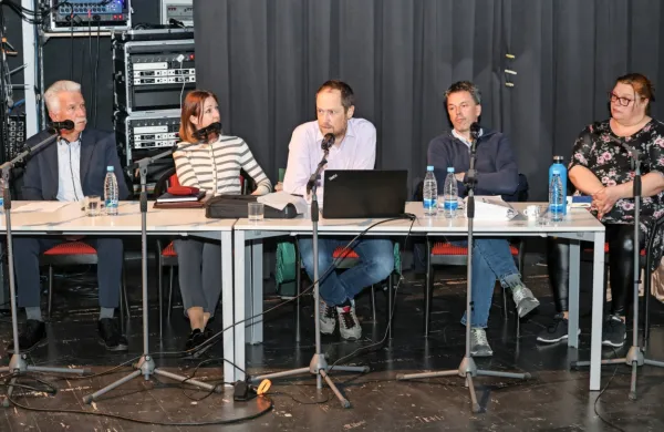 Poplavno študijo je izdelal in predstavil Matej Uršič (v sredini) iz 
Hidrolaba. Ob njem (z leve) župan Milan Bogatič, direktorica 
občinske uprave Melita Osvaldič, strokovni sodelavec za gradbene 
zadeve na Občini Izola Boštjan Gorela in Tamara Grbavac, ki je 
pooblaščena za vodenje občinskega urada za komunalno dejavnost in razvoj.