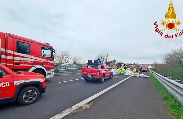 Tovornjak s priklopnikom je danes okrog 7.30 pri Zgoniku silovito 
trčil v sredinsko varnostno ograjo, pri čemer se je rahlo nagnil na 
bok in izgubil del tovora. 