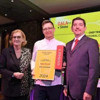 Simo Komel iz Bitroja Grad Štanjel je priznanje za chefa tradicije 
prejel od Mire Šemič, direktorice Gault&Millau Slovenija in prvega 
gospoda Aleša Musarja.  