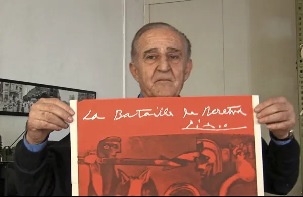 Veljko Bulajić s posterjem za Bitko za Neretvi, ki ga je ustvaril 
Pablo Picasso.