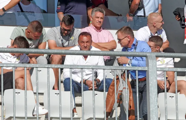 Oliver Bogatinov (v roza majici) na tekmi v Sežani, pod njim sedi 
predsednik FC Koper Ante Guberac