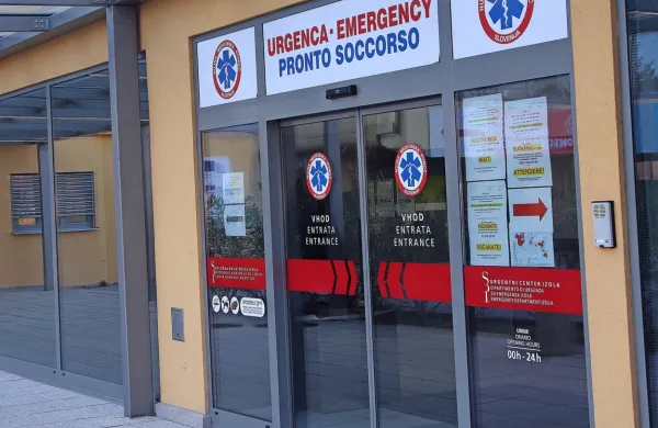 Včeraj ob 22. uri so policisti prejeli klic iz izolske urgence, kjer je 
kršila javni red in mir ženska, ki je bila pod vplivom alkohola.