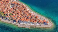 Piranska Punta bo letos naklonjena turistični sezoni in kopalcem, 
ne pa gostinskim terasam. Župan se je namreč odločil, da na javni, 
torej občinski površini ne bo dovolil gostinskih miz. 