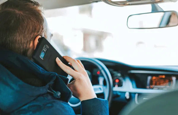 Kdor drži telefon v roki, ne glede na to, ali se s kom pogovarja ali prebira prejeto sporočilo ali s telefonom karkoli snema, tvega takojšen odvzem vozniškega dovoljenja za najmanj 15 dni in denarno kazen do 1400 evrov. 