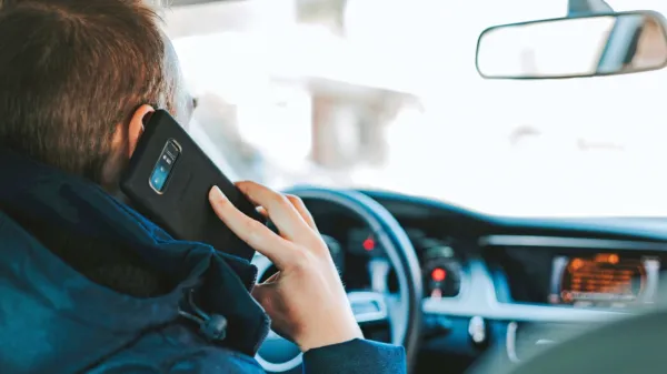 Kdor drži telefon v roki, ne glede na to, ali se s kom pogovarja ali prebira prejeto sporočilo ali s telefonom karkoli snema, tvega takojšen odvzem vozniškega dovoljenja za najmanj 15 dni in denarno kazen do 1400 evrov. 