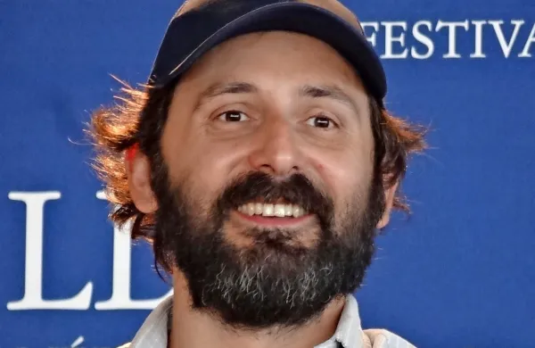 Quentin Dupieux, ki ima za seboj že režijo 13 filmov, je v svetu bolj 
znan kot zvezdnik elektronske glasbe pod imenom Mr. Oizo.