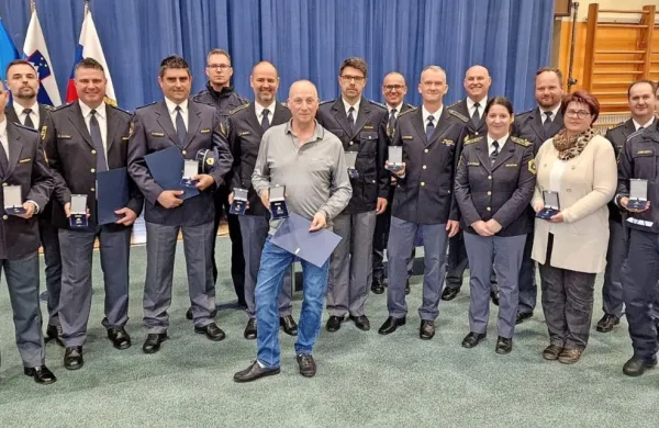 Številni  policisti  koprske  policijske  uprave  in  Dimitar  Stanimirov  Kirilov  z  medaljami za  hrabrost  in požrtvovalnost,  z  njimi  je tudi  direktorica  
policijske  uprave  Alenka Korošec  Peruzin,  ob njej  desno  Lora  Stokuća          