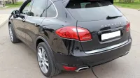Januarja lani  je  Gera  Mladenov  v  Izoli  v črnega  porsche cayenna  
porinil  Dejana  K.  in ga odpeljal  proti  Rižani. O  tem,  kakšno  je  bilo 
ozadje, ki je pripeljalo do  tega  dejanja,   pa imata  obtoženi in  žrtev  
različni zgodbi.     