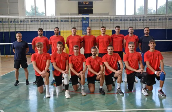 Alpacem Kanala zadnji osvajalec pokala s klubom,  trener Leon 
Schilling (levo), ni uspel dvigniti. Obstanek v ligi je pomagal 
zagotoviti njegov naslednik Rok Knafelc.  