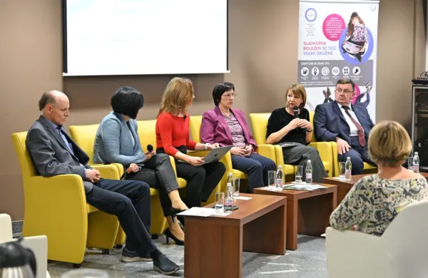 Sogovorniki so se strinjali, da je edukacija in opolnomočenje 
bolnikov ključno za uspešno obvladovanje sladkorne bolezni.