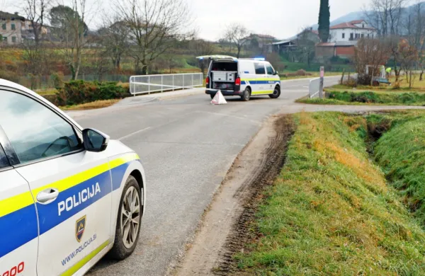 Policisti  so  končali  preiskavo nesreče, ki se  je na  cesti  od  Renč  
proti  Oševljeku  zgodila  sredi  lanskega  decembra.   