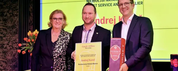 Mira Šemič (levo) je Andreju Kurežu priznanje Najboljši somelje/natakar podelila v družbi 
Simona Razgorja iz družbe RTR Selection, ki je prispevala darila, šampanjce Gosset. 