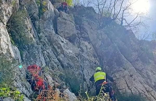 Gorski reševalci so prihiteli na pomoč, toda ob njihovem prihodu 
plezalka ni več kazala znakov življenja. 