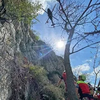 Plezalka omahnila v globino in obvisela na vrvi