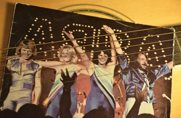  Albumi skupine Abba so se prodajali v  milijonskih nakladah.