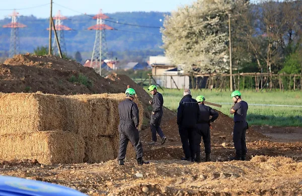 Priprave na odstranitev bombe na Teznem