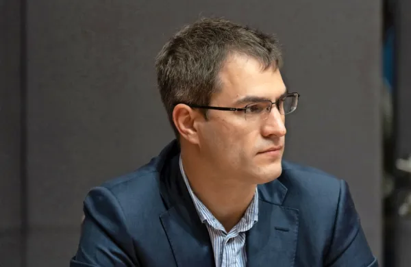 Delovno in socialno sodišče je z delno sodbo ugotovilo, da so 
Andreja Graha Whatmougha nezakonito razrešili z mesta v. d. 
generalnega direktorja Radiotelevizije Slovenija (RTVS).