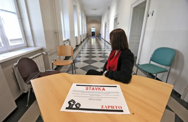 Člani konference sindikatov upravnih enot so se na današnjem 
sestanku odločili za nadaljevanje stavke ob sredah, glede zaostrovanja z dodatnim stavkovnim dnevom pa se še niso dogovorili.