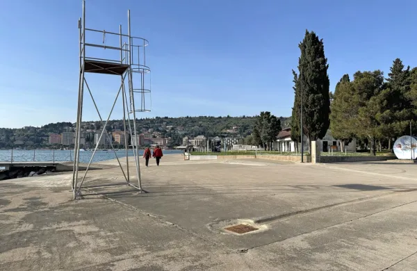 Sprehajalna površina bo na lucijski laži ob  koncu gradbeni del bolj  
enakomerna. 