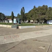 Betonska površina na lucijski plaži je že precej načeta.