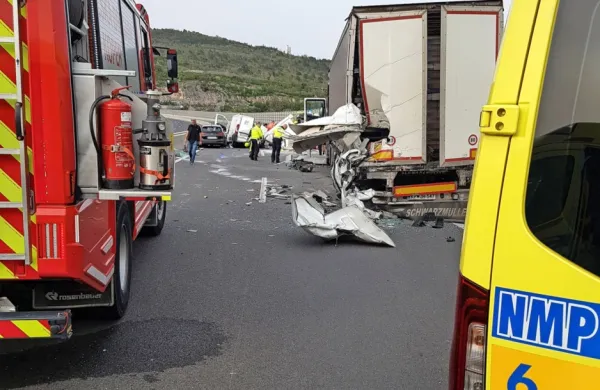 Na  viaduktu  Črni  Kal,  v  smeri proti  Ljubljani, se  je  popoldne,  nekaj 
po  17.  uri,  zgodila  prometna  nesreča,  v kateri  so  bila  udeležena  tri  
vozila,  tovornjak,  kombi  in  osebni  avtomobil.  