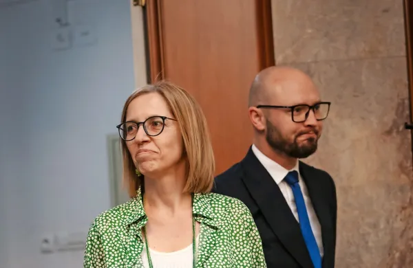 Ministrica za zdravje Valentina Prevolnik Rupel in državni sekretar 
Denis Kordež