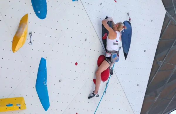 Janja Garnbret z nekaj težavami v finale uvodne tekme sezone