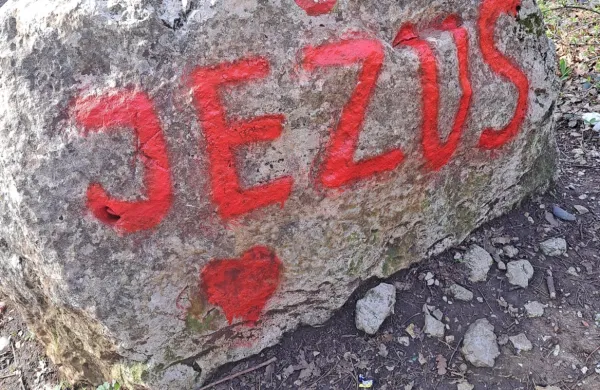 Kakšne namere so vodile grafitarja, da je na 20 skal pod Nanosom 
napisal božje ime. 