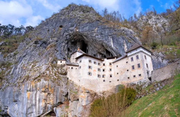 Z izjemo Predjamskega gradu in Postojnske jame je postojnska turistična ponudba nepovezana in 
neprepoznavna. 