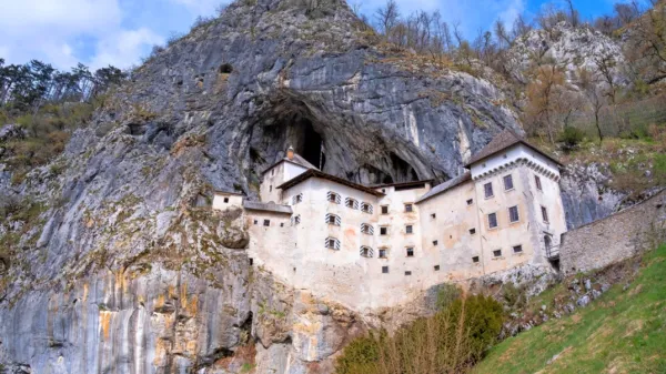 Z izjemo Predjamskega gradu in Postojnske jame je postojnska turistična ponudba nepovezana in 
neprepoznavna. 