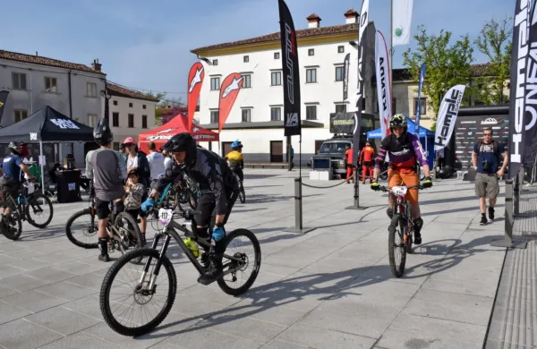 Iz središča Ajdovščine se je na enduro podalo 300 kolesarjev.