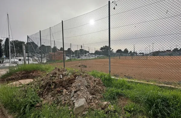 Dreves, ki bi zagotavljala “človeške pogoje” za igranje tenisa 
poleti, na portoroških igriščih ni več.