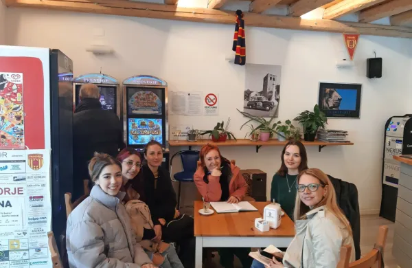 Raziskovalke dr. Katja Hrobat Virloget, dr. Petra Kavrečič in dr. Martina Tonet s študentkami antropologije in zgodovine UP FHŠ med terensko 
raziskavo spominov pripadnikov slovenske narodnostne skupnosti in ezulov v Proseku/Prosecco pri Trstu (avtorica: Klara Ukmar).