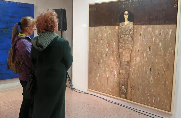 Razstavi o Evi sta na ogled v podzemni galeriji sv. Barbare in 
grajskem Pirnatovem razstavišču, ilustracije Balkanskih ljudskih 
pripovedk pa v galeriji Magazin.