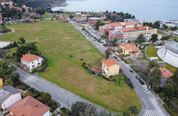 Trikotno zemljišče  ob hotelu Delfin in v bližini morja je kupilo 
podjetje BSL.  