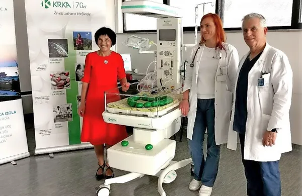 (z leve) Predstavnica Krke mag. Mojca Prah Klemenčič, predstojnica oddelka za pediatrijo dr. Alenka Stepišnik in direktor SBI 
dr. Tomaž Gantar