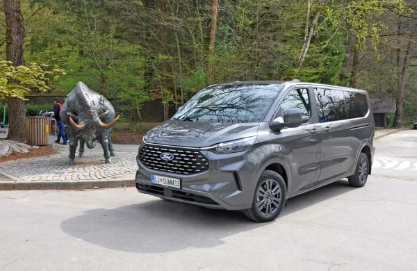 Ford ponudbo transportnih velikanov zdaj dopolnjuje s potniško 
verzijo tourneo custom.