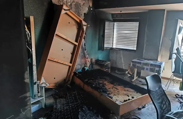  Iz  stanovanja, ki  ga je  ogenj  uničil, je  32-letnik  rešil  opečeno  žensko.  