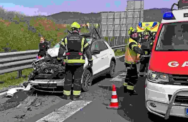 Tovornjaku zmanjkalo goriva, voznica trčila vanj