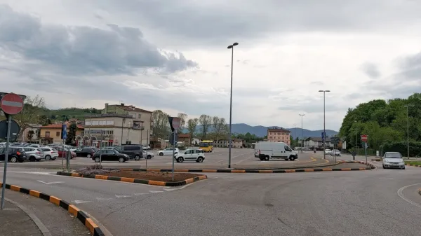 Degradirano območje pri Rdeči hiši (na meji v Rožni Dolini), kjer je zdaj parkirišče, bodo ozelenili in bo postalo goriško prizorišče za množične dogodke. 

