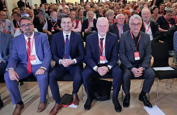 Za vodenje stranke se potegujejo Jani Prednik, Tadej Beočanin, 
Milan Brglez in Matjaž Han. Včeraj pa je svojo kandidaturo 
napovedal še Matjaž Han.