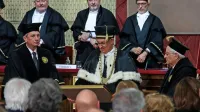 Nekdanji predsednik Slovenije  Borut Pahor in italijanski predsednik Sergio Mattarella sta na včerajšnji slovesnosti  v Trstu  
prejela častna doktorata iz prava.