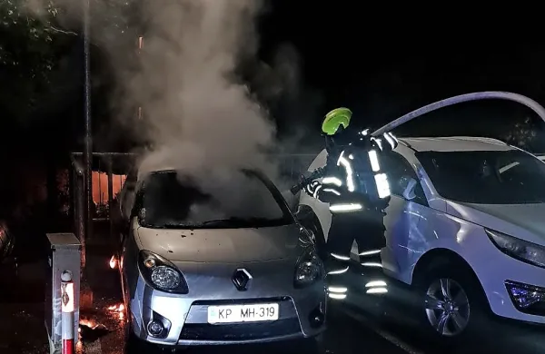 Neznani storilec je v nedeljo okoli 3. ure zažgal osebni avtomobil znamke renault twingo.