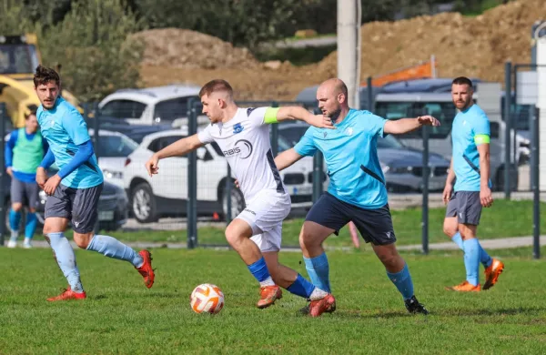 Kapetan Bistričanov Domen Ujčič (z žogo) je proti Komnu zadel 
neposredno iz kota. 