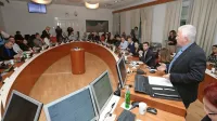 Seje izolskega občinskega sveta se prenašajo v živo, a po koncu 
seje posnetek izbrišejo. 