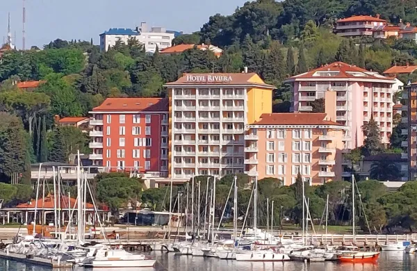 Eden od dveh turističnih stebrov bi predstavljala družba  Istrabenz 
Turizem, ki ima v Portorožu šest hotelov. 