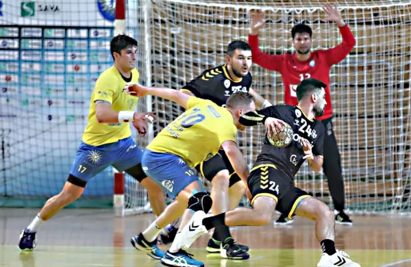 Bi lahko Koprčani (v rumeno modrih dresih) v boju za naslov 
pomagali Tilnu Sokoliču (z žogo) in njegovim velenjskim soigralcem?