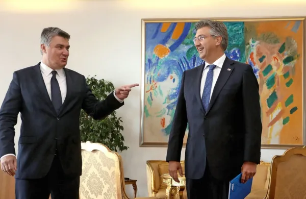 Predsednik republike po parlamentarnih volitvah podeli mandat 
za sestavo nove vlade, tudi to je razlog, da Zoran Milanović

ni odstopil, ko jih je razpisal in hkrati sprivatiziral.