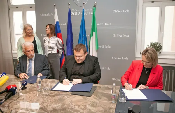 Župan  Milan Bogatič, minister Simon Maljevac in direktorica DU 
Izola Romina Zajc (z leve) so danes podpisali pismo o nameri 
gradnje novega doma upokojencev ob Prešernovi cesti.