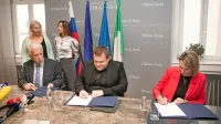 Župan  Milan Bogatič, minister Simon Maljevac in direktorica DU 
Izola Romina Zajc (z leve) so danes podpisali pismo o nameri 
gradnje novega doma upokojencev ob Prešernovi cesti.